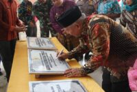 FOTO : Bupati Tanjung Jabung Barat, Dr. Ir. H. Safrial Menandatangani Prasasti Peeresmian Kantor Camat Kecamatabln Betara, Kamis (20/02/20).