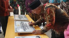 FOTO : Bupati Tanjung Jabung Barat, Dr. Ir. H. Safrial Menandatangani Prasasti Peeresmian Kantor Camat Kecamatabln Betara, Kamis (20/02/20).