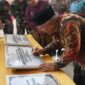 FOTO : Bupati Tanjung Jabung Barat, Dr. Ir. H. Safrial Menandatangani Prasasti Peeresmian Kantor Camat Kecamatabln Betara, Kamis (20/02/20).