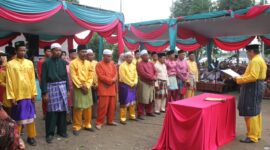 FOTO : Ketua Lembaga Adat Melayu Kabupaten Tanjung Jabung Barat, Martunis M.Pd, Mengukuhkan Pengurus Lembaga Adat Melayu Jambi Kabupaten Tanjab Barat se Kecamatan Betara, Kamis 20/02/20).