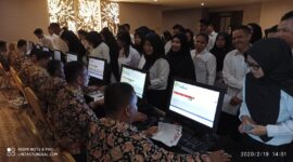 FOTO : Peserta CPNS Tanjab Barat Saat Menyaksikan Layar Monitor Pelaksanaan SKD di BW Luxury Hotel Kita Jambi, Kamis (20/02/20)