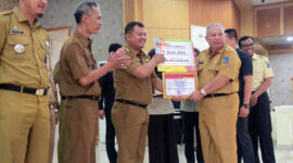 Bupati Tanjab Barat Dr. H. Safrial Menyerahkan Piagam Penghargaan Kepada Camat Betara Tony Ermawan Putra, SSTP, M.Si Sebagai Kecamatan Terbaik Pertama Penerima Pajak PBB P2 Periode 2019, Selasa (25/02/20). FOTO/Hms.