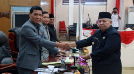 Bupati Dr. H. Safrial Berjabat Tangan dengan Ketua DPRD Mulyani Siregar, SH usai Menyampaikan Pendapat Pemerintah atas Keptusan Dewan Terhadap Pembahasan 3 Raperda pada rapat paripurna Keempat di Aula Ruang Rapat DPRD, Selasa (25/02/20). FOTO/Humas Setda Tjb.