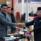 Bupati Dr. H. Safrial Berjabat Tangan dengan Ketua DPRD Mulyani Siregar, SH usai Menyampaikan Pendapat Pemerintah atas Keptusan Dewan Terhadap Pembahasan 3 Raperda pada rapat paripurna Keempat di Aula Ruang Rapat DPRD, Selasa (25/02/20). FOTO/Humas Setda Tjb.