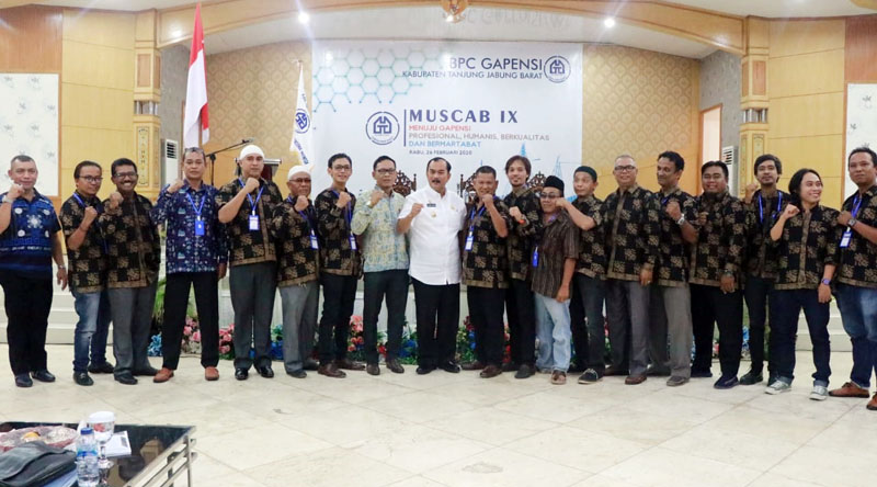 FOTO : Wakil Bupati H. Amir Sakib Bersama Pengurus Gapensi Tanjab Barat Ketika Musyawarah Cabang Gapensi IX Tahun 2020 di Gedung Balai Pertemuan Kantor Bupati. Rabu (26/02/20)