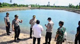 FOTO : Kapolres Tanjung Jabung Barat AKBP Guntur Saputro, SIK, MH bersama Rombongan Saat Melakukan Pembuatan Sarana Prasarana Embung Standar dan Sekat Kanal pada Lahan Gambut di Jl. Tmd Rt.09 Desa. Muntialo Kec. Betara Kab. Tanjab Barat, Rabu (26/02/20). Sumbe: Humas Res