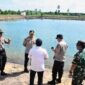 FOTO : Kapolres Tanjung Jabung Barat AKBP Guntur Saputro, SIK, MH bersama Rombongan Saat Melakukan Pembuatan Sarana Prasarana Embung Standar dan Sekat Kanal pada Lahan Gambut di Jl. Tmd Rt.09 Desa. Muntialo Kec. Betara Kab. Tanjab Barat, Rabu (26/02/20). Sumbe: Humas Res