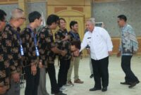 FOTO : Bupati Tanjung Jabung Barat Dr. Ir. H. Safrial, MS Memberikan Ucapan Selamat Kepada Ketua dan Pengurus BPC Gapensi Tanjung Jabung Barat Periode 2020-2025 di gedung Balai Pertemuan Kantor Bupati, Rabu (26/02/20).