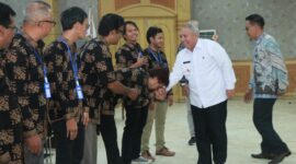 FOTO : Bupati Tanjung Jabung Barat Dr. Ir. H. Safrial, MS Memberikan Ucapan Selamat Kepada Ketua dan Pengurus BPC Gapensi Tanjung Jabung Barat Periode 2020-2025 di gedung Balai Pertemuan Kantor Bupati, Rabu (26/02/20).