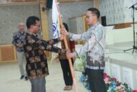 FOTO : Penyerahan Bendara Pataka dari BPD Gapensi Provinsi Jambi kepada Ketua Yerpilih BPC Gapensi Tanjab Barat, Rabu (26/02/20).