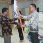 FOTO : Penyerahan Bendara Pataka dari BPD Gapensi Provinsi Jambi kepada Ketua Yerpilih BPC Gapensi Tanjab Barat, Rabu (26/02/20).