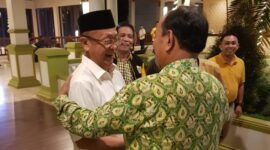 FOTO : Drs. H. Amir Sakib Berjabat Tangan denfan Cek Rnda Memberikan Ucapan Selamat di Hotel RCC Jambi, Sabtu (29/02/20) sore
