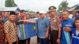 FOTO : Bupati Tanjung Jabung Barat, Dr. H. Safrial Menyerahkan Bantuan Kepada Kelurga Korban Korban Kebakaran di Jalan Lintas Senyerang, RT. 01 Kelurahan Senyerang, Kecamatan Senyerang, Minggu (01/03/20) siang.