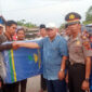 FOTO : Bupati Tanjung Jabung Barat, Dr. H. Safrial Menyerahkan Bantuan Kepada Kelurga Korban Korban Kebakaran di Jalan Lintas Senyerang, RT. 01 Kelurahan Senyerang, Kecamatan Senyerang, Minggu (01/03/20) siang.