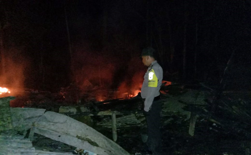 FOTO : Anggota Tengan Berada saat Rumah Korban Yang Terbakar di RT 01, Kelurahan Senyerang, Kecamatan Senyerang, Kabupaten Tanjab Barat, pada Minggu (01/03/20) dinikari 02.15 WIB.