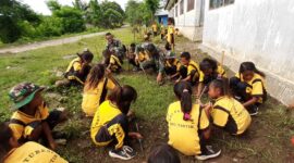 FOTO : Satgas Yonif R 142/KJ Ajak Pelajar SD Perbatasan Indonesia Bersihkan Lingkungan Sekolah, Minggu (01/03/20)