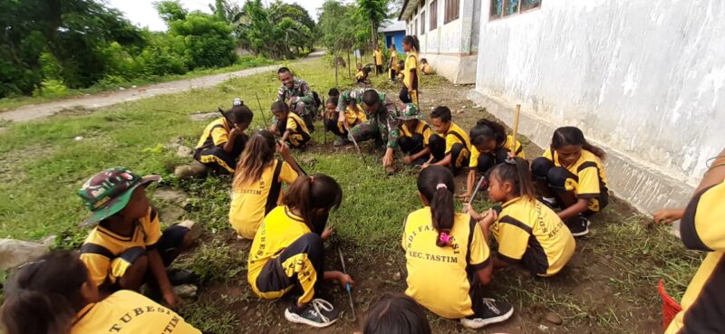 FOTO : Satgas Yonif R 142/KJ Ajak Pelajar SD Perbatasan Indonesia Bersihkan Lingkungan Sekolah, Minggu (01/03/20)