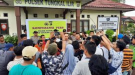 FOTO : Kapolres Tanjab Barat AKBP Guntur Saputro, SIK, MH dan Kapolsek Tungkal Ilir IPTU Agus A Purba, SH, MH Saat Memberikan Keterangan Pers Kepada Wartawan Pengungkapan Kasus Curanmor di Mapolsek Tungkal Ilir, Rabu (04/03/20)