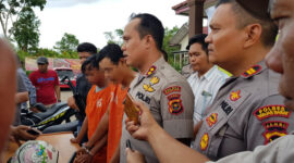 FOTO : Kapolres Tanjab Barat AKBP Guntur Saputro, SIK, MH dan Kapolsek Tungkal Ilir IPTU Agus A Purba, SH, MH Saat Memberikan Keterangan Pers Kepada Wartawan Pengungkapan Kasus Curanmor di Mapolsek Tungkal Ilir, Rabu (04/03/20)