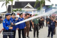 FOTO : Bupati Safrial dan Wabup Amir Sakib Menyaksikan Femo Pemakaian alat-alat Pemadaman Kebakaran, Senin (09/03/20)