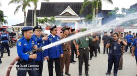 FOTO : Bupati Safrial dan Wabup Amir Sakib Menyaksikan Femo Pemakaian alat-alat Pemadaman Kebakaran, Senin (09/03/20)
