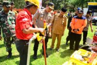 FOTO : Kapolres Tanjung Jabung Barat AKBP Guntur Saputro, S.IK, MH Memimpin Jalannya Latihan Terpadu Satgas Penanganan Bencana Karhutla dan Banjir Tanjab Barat di Bumi Perkemahan Muntialo, Kecamatan Betara, Senin (09/03/20).