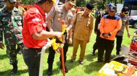 FOTO : Kapolres Tanjung Jabung Barat AKBP Guntur Saputro, S.IK, MH Memimpin Jalannya Latihan Terpadu Satgas Penanganan Bencana Karhutla dan Banjir Tanjab Barat di Bumi Perkemahan Muntialo, Kecamatan Betara, Senin (09/03/20).
