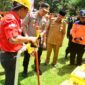 FOTO : Kapolres Tanjung Jabung Barat AKBP Guntur Saputro, S.IK, MH Memimpin Jalannya Latihan Terpadu Satgas Penanganan Bencana Karhutla dan Banjir Tanjab Barat di Bumi Perkemahan Muntialo, Kecamatan Betara, Senin (09/03/20).