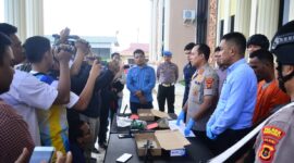 FOTO : Kapolres Tanjab Barat, AKBP Guntur Saputro, S.IK, MH Saat Pres Ril8s Kepada Awak Media di Mapolres, Selasa (10/03/20).