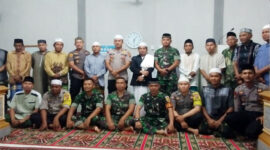 FOTO : Dandim 0419/Tanjab Letkol Inf Erwan Susanto, S.IP dan Kapolres Tanjab Barat AKBP Guntur Saputro, SIK, MH bersama Jamaah Salat Subuh di Masjid Masjid Nurul Islam, Kelurahan Pelabuhan Dagang, Kecamatan Tungkal Ulu, Rabu (11/03/20)