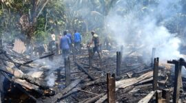 FOTO : Rumah Wwarga di RT 13, Dusun, Sepakat, Desa Sungai Landak, Kecamatan Senyerang Kabupaten Tanjung Jabung Barat yangvTetbakar Rabu (11/03/20) Sekitat pukul 12 siang/Dok. Dinas Pemadam