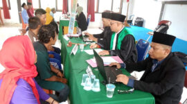 FOTO : Ketua Pengadilan Agama Kuala Tungkal Drs. Imam Masduqi dan Wakil Ketua PA Zakaria Ansori Memimping Uacara Sidang Isbat Nikah dilangsungkan di Aula Kantor Camat Senyerang, Kamis (12/03/20).