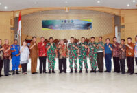 Foto Bersama Rapat Koordinasi Persiapan sekaligus Ekspose  Komandan Pangkalan AL Palembang Kolonel Saryanto terkait rencana rangkaian kegiatan Muhibah Maritim II di gedung Balai Pertemuan kantor Bupati, Kamis (12/03/20). FOTO/Hmas Setda Tjb