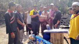 FOTO : Kepala Dinas Sosial Drs. Sarifudin, MM Menyerahkan Bantuan Kepada Korban Musibah Kebakaran di RT 03 Desa Sungai Landak, Kecamatan Senyerang, Jumat (13/03/20).