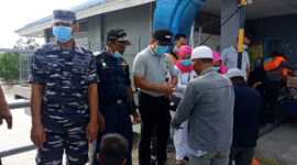 FOTO : Kapolres Tanjung Jabung Barat AKBP Guntur Saputro, S.IK, MH Saat Mensosialisasikan BHSB Mencuci Tangan Pakai Sabun Terhadap Penumpang KMP Satria Pratama di Pelabuhan Roro Kuala Tungkal, Sabtu (14/03/20).