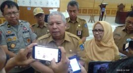 FOTO : Bupati Tanjab Barat Dr. H. Safrial Memberikan Keterangan Pers Kepada Wartawan usai Memimpin Rapat Lenanganan dan Penanggulangan Covid-19 di Gedung Balai Pertemuan, Senin (16/03/20)