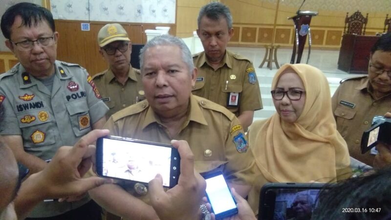 FOTO : Bupati Tanjab Barat Dr. H. Safrial Memberikan Keterangan Pers Kepada Wartawan usai Memimpin Rapat Lenanganan dan Penanggulangan Covid-19 di Gedung Balai Pertemuan, Senin (16/03/20)