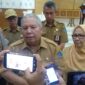 FOTO : Bupati Tanjab Barat Dr. H. Safrial Memberikan Keterangan Pers Kepada Wartawan usai Memimpin Rapat Lenanganan dan Penanggulangan Covid-19 di Gedung Balai Pertemuan, Senin (16/03/20)