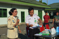 FOTO : Kegiatan Praktik Pembuatan Cairan Disinfektan di Makorem 042 Gapu Jambi, Senin (16/03/20).