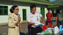 FOTO : Kegiatan Praktik Pembuatan Cairan Disinfektan di Makorem 042 Gapu Jambi, Senin (16/03/20).