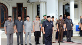 FOTO : Bupati Tanjung Jabung Barat Dr. H. Safrial Saat Memimpin Upacar Gabungan TNI, Polri, dan Aparatur Sipil Negara (ASN) di Halaman Kantor Bupati, Selasa (17/03/20)

 