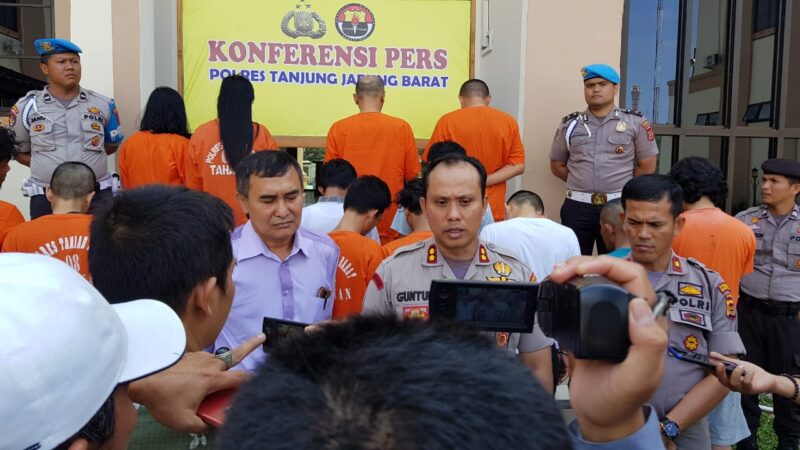 FOTO : Kapolres Tanjung Jabung Barat AKBP Guntur Saputro, SIK, MH Memimpin Pres Rilis Kasus Ops Antik di Mapolres, Rabu (18/33/20).