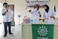 FOTO : Siswa SMK Muhammadiyah Kuala Tungkal Saat Membuat Hand Sanitaze, Jum'at (20/03/20). 