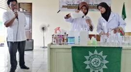 FOTO : Siswa SMK Muhammadiyah Kuala Tungkal Saat Membuat Hand Sanitaze, Jum'at (20/03/20). 