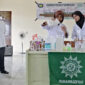 FOTO : Siswa SMK Muhammadiyah Kuala Tungkal Saat Membuat Hand Sanitaze, Jum'at (20/03/20). 