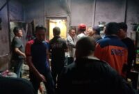 FOTO : Petugas Saat Berada di Rumah Korban Kebakaran Sabtu di Jl. Nasional dikediaman Bpk. Baharudin (Ba'a) lrg. Setia Budi Rt. 04 Kel. Tungkal Harapan Kab. Tanjab Barat, Sabtu (21/03/20) / Sumber Foto Dinas Damkar