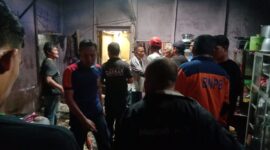 FOTO : Petugas Saat Berada di Rumah Korban Kebakaran Sabtu di Jl. Nasional dikediaman Bpk. Baharudin (Ba'a) lrg. Setia Budi Rt. 04 Kel. Tungkal Harapan Kab. Tanjab Barat, Sabtu (21/03/20) / Sumber Foto Dinas Damkar