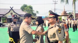 FOTO : Kapolres Tanjung Jabung Barat AKBP Guntur Saputro, SIK, MH Memimpin Memasang Tanda Jabatan Kepada Kabag Ren Polres Tanjabbar yang Baru, Senin (24/03/20).
