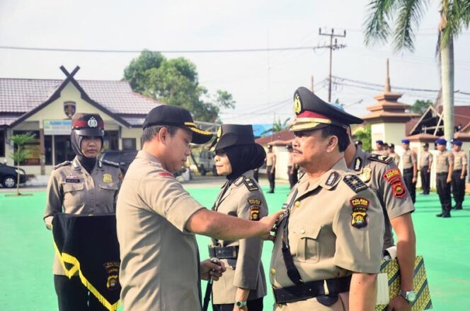 FOTO : Kapolres Tanjung Jabung Barat AKBP Guntur Saputro, SIK, MH Memimpin Memasang Tanda Jabatan Kepada Kabag Ren Polres Tanjabbar yang Baru, Senin (24/03/20).