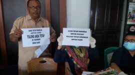 FOTO : Petugas Kantor Dinas Dinas Kependudukan dan Catatan Sipil (Dukcapil) Kabupaten Tabjung Jabung Barat